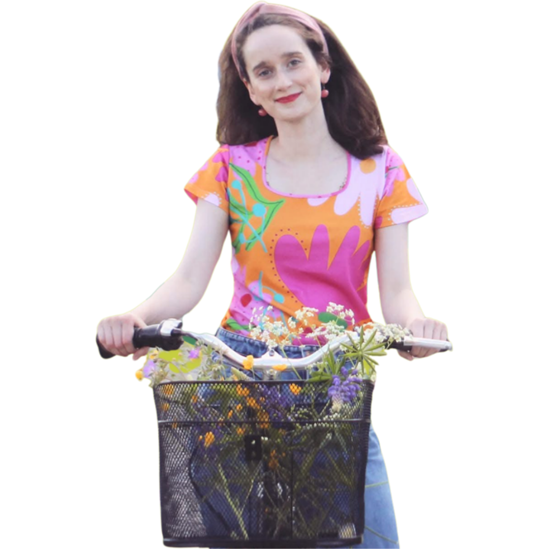 Dziewczyna z kolorowej koszulce, siedząca na rowerze